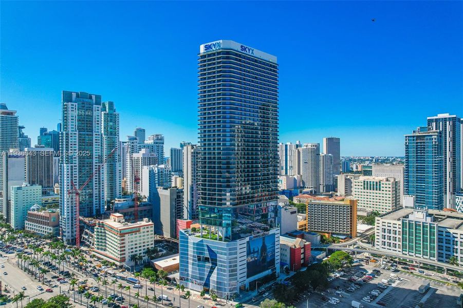Condo located in Miami, FL showcasing its design and architecture (Image 3).