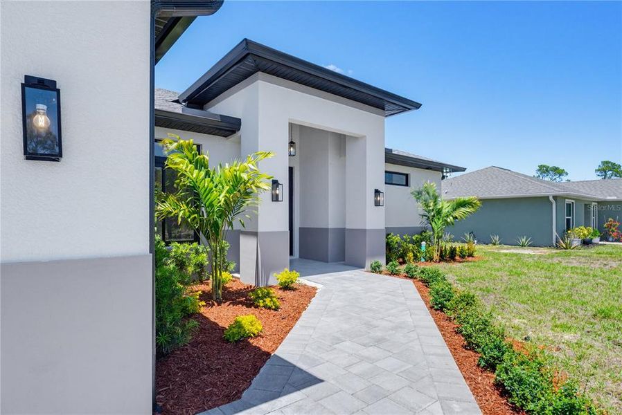 Exterior details and patio area of a home in , North Port (Image 4).