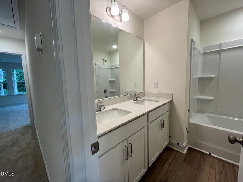 Bath 2 w dual vanities