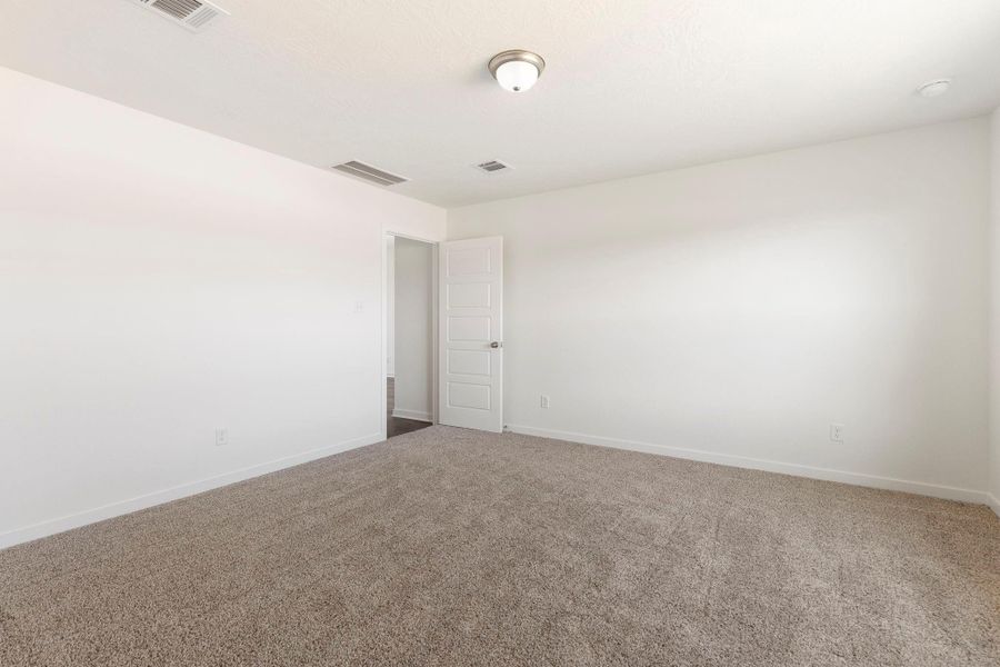 Spacious, unfurnished interior of a new home in Sterling Ridge, Huntsville (Image 16).
