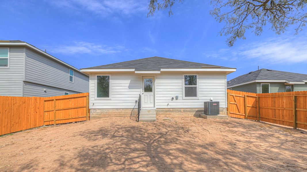 Exterior details and patio area of a home in Ladera, Luling (Image 4).