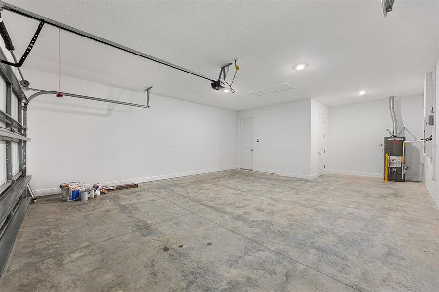 Spacious, unfurnished interior of a new home in , Ocala (Image 17).