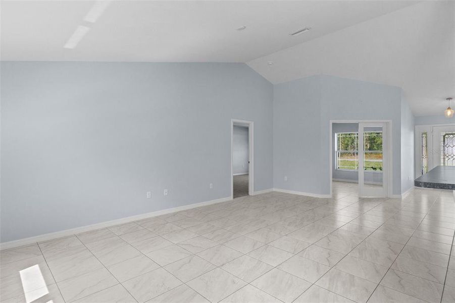 Spacious, unfurnished interior of a new home in , Weeki Wachee (Image 17).