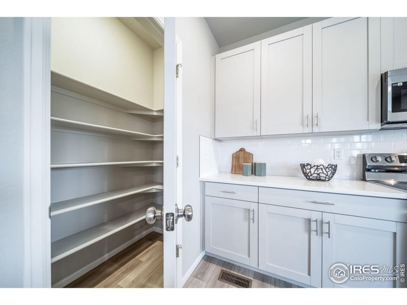 Furnished interior view inside a new home in Thompson River Ranch, Johnstown (Image 37).