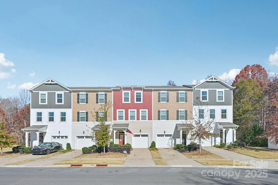 Condo located in Charlotte, NC showcasing its design and architecture (Image 5).