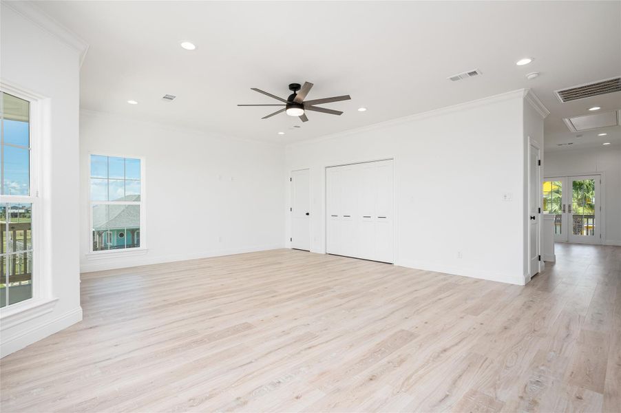 Spacious, unfurnished interior of a new home in , Bolivar Peninsula (Image 23).