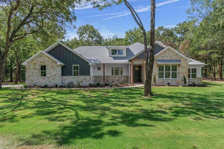 Modern Farmhouse with tasteful design Modern Farmhouse with tasteful design