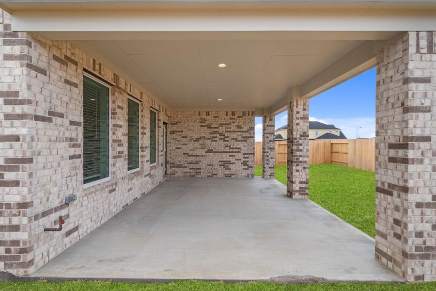 Exterior details and patio area of a home in Sunterra Lakes, Fulshear (Image 4).