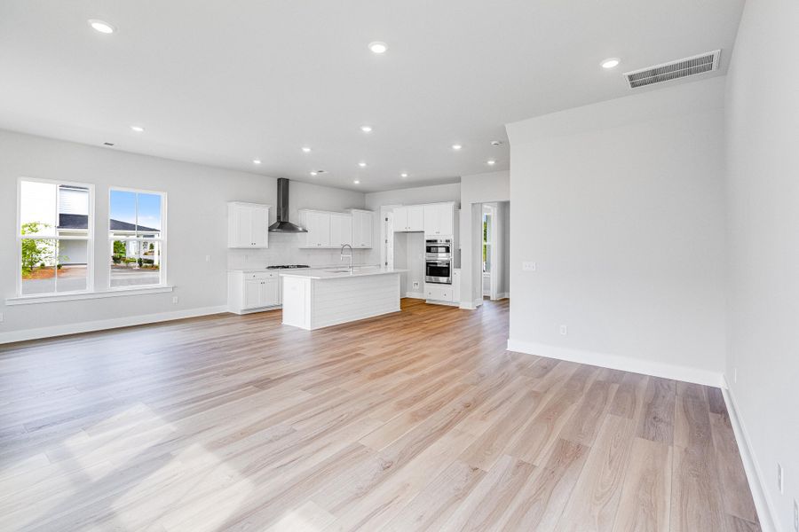 Spacious, unfurnished interior of a new home in Carnes Crossroads, Summerville (Image 6).