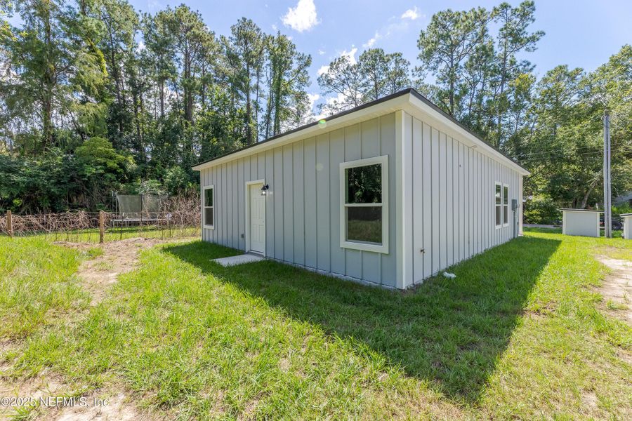 Exterior details and patio area of a home in , Jacksonville (Image 15).