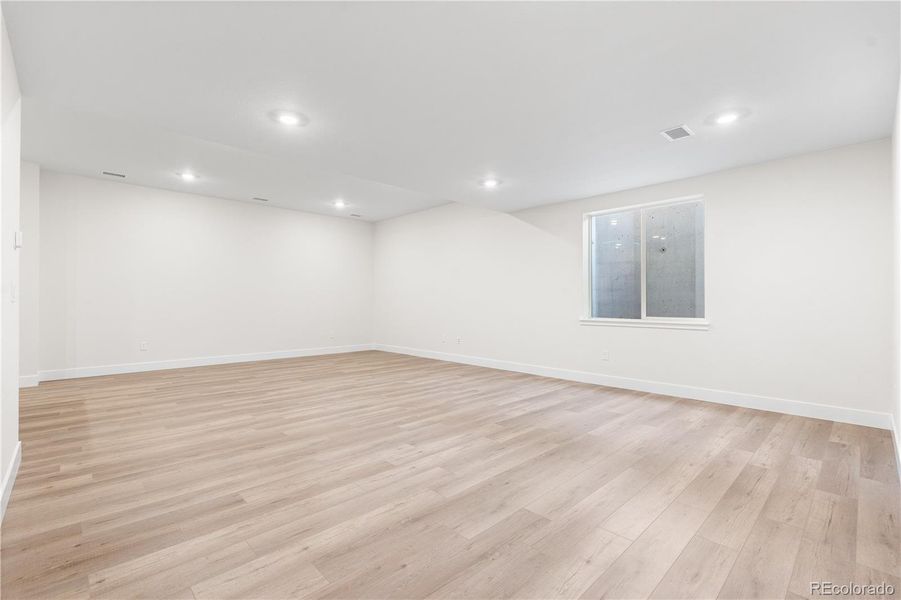 Spacious, unfurnished interior of a new home in Reserve at The Canyons, Castle Pines (Image 27).