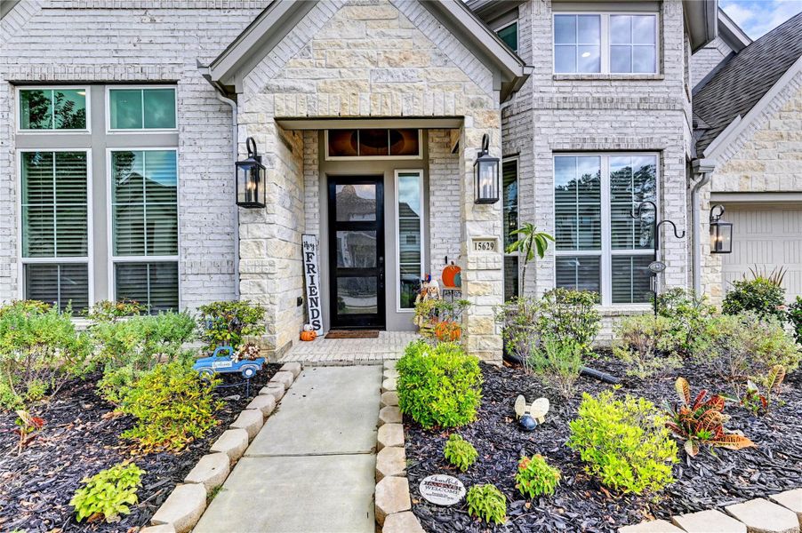 Exterior details and patio area of a home in Artavia 70′, Conroe (Image 26).