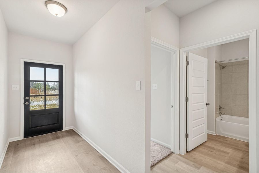 Spacious, unfurnished interior of a new home in Sierra Vista, Rosharon (Image 21).