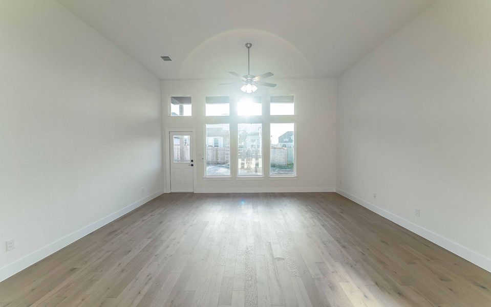 Spacious, unfurnished interior of a new home in Santa Rita Ranch, Liberty Hill (Image 21).