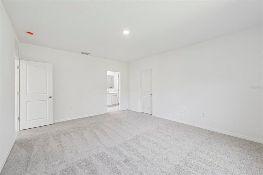 Spacious, unfurnished interior of a new home in Gulf Cove, Port Charlotte (Image 9). Spacious, unfurnished interior of a new home in Gulf Cove, Port Charlotte (Image 9).