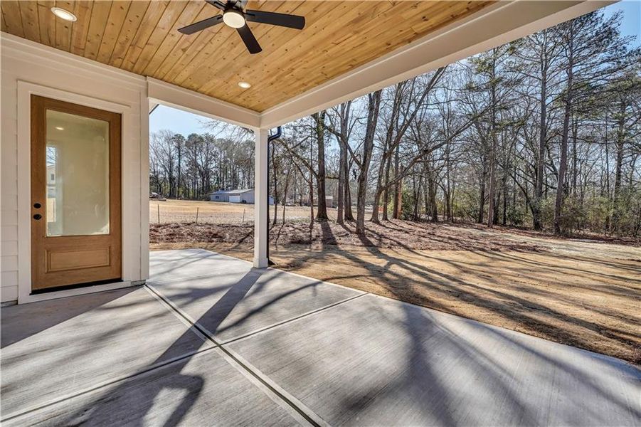 Exterior details and patio area of a home in , Athens (Image 27).