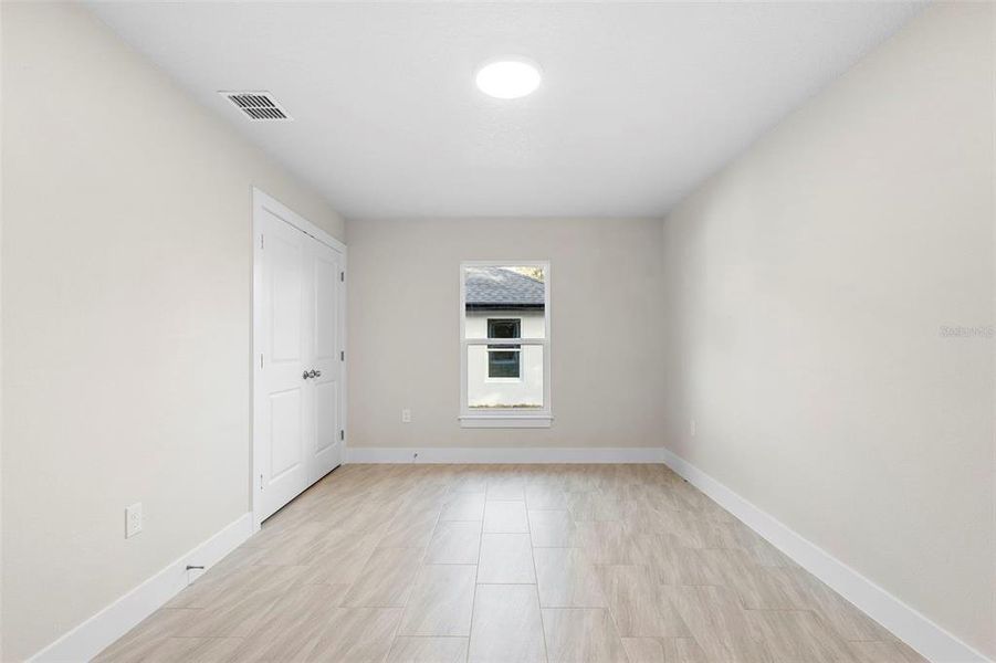 Spacious, unfurnished interior of a new home in , Deland (Image 14).