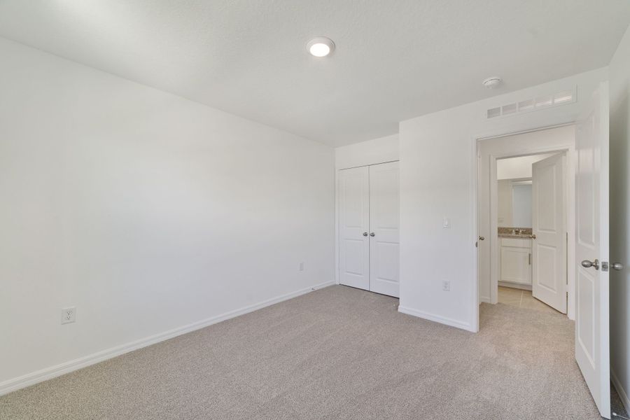 Spacious, unfurnished interior of a new home in Aulin Square, Oviedo (Image 24).