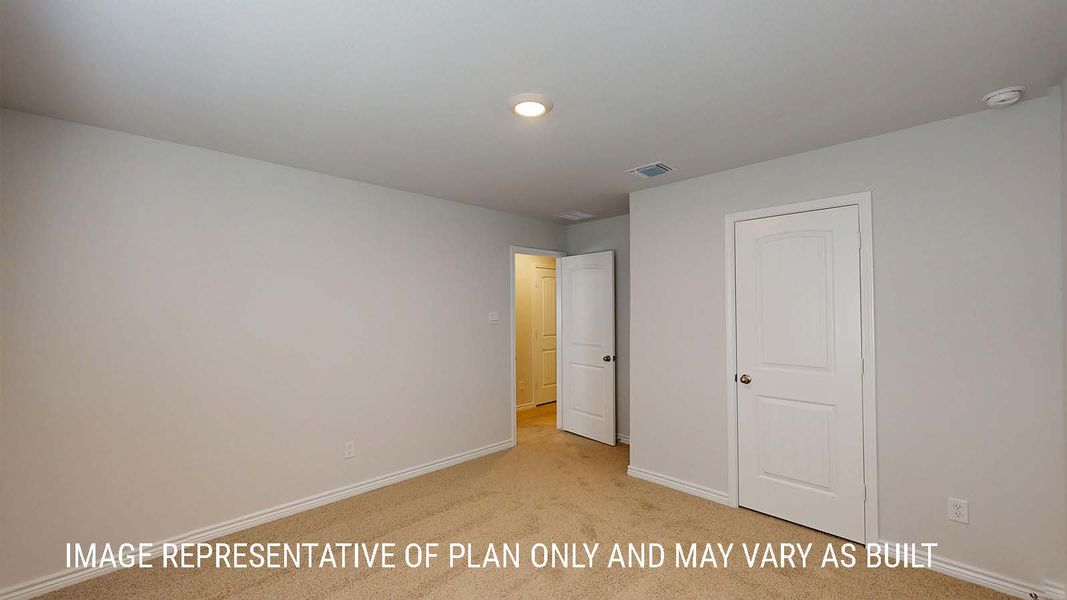 Spacious, unfurnished interior of a new home in Saddle Creek, Waco (Image 24).