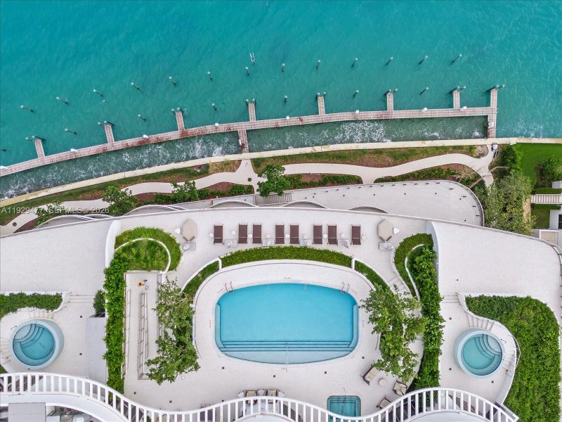 Community amenities in Onda, Bay Harbor Islands (Image 33).