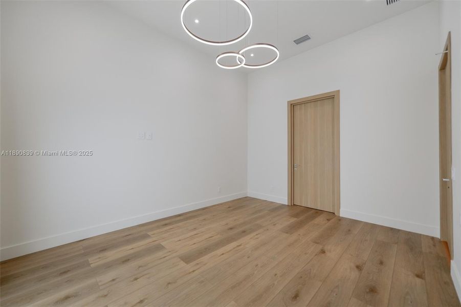Spacious, unfurnished interior of a new home in , Hallandale Beach (Image 16).