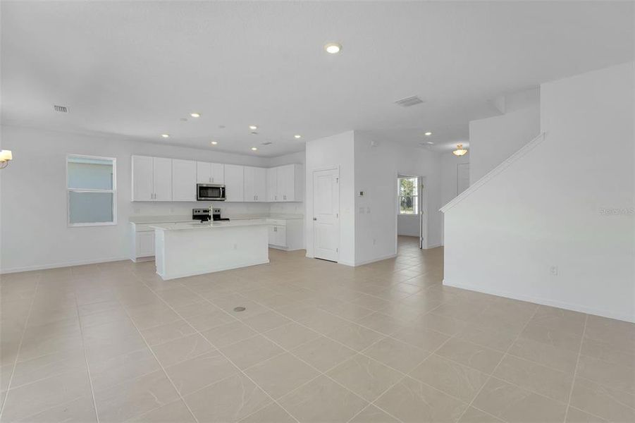 Spacious, unfurnished interior of a new home in Willowbrook North, Winter Haven (Image 17).