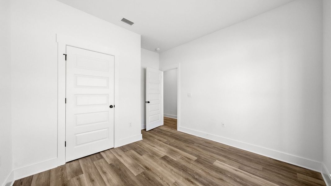 Spacious, unfurnished interior of a new home in Colonial East, Panama City Beach (Image 18).