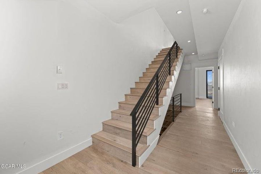 Spacious, unfurnished interior of a new home in , Granby (Image 18).