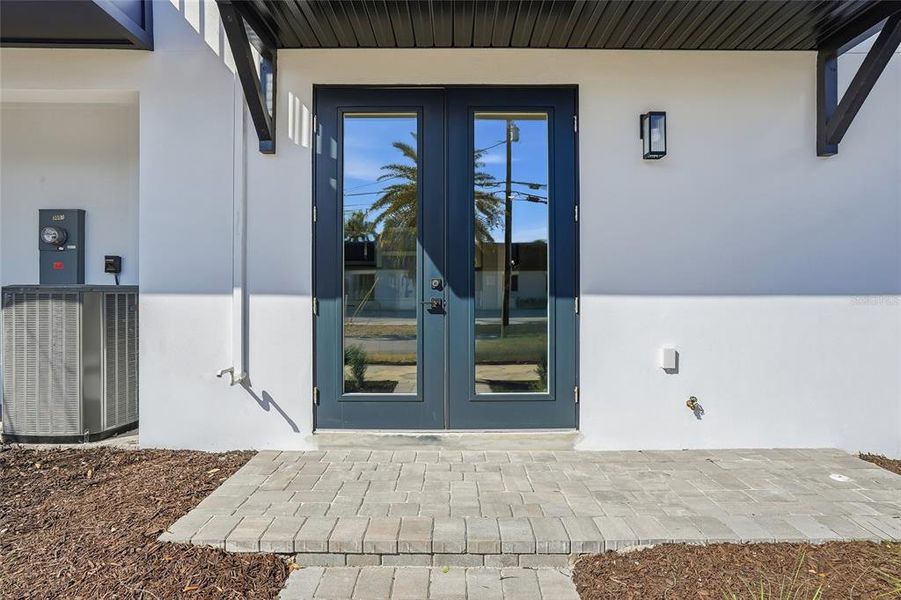 Exterior details and patio area of a home in , St. Petersburg (Image 28).