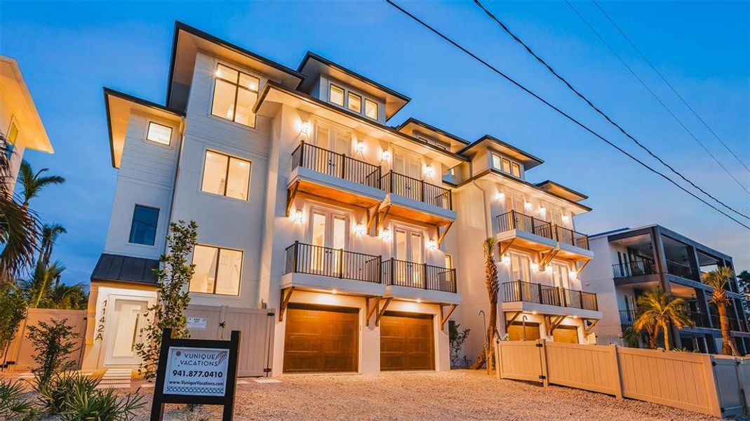 Condo located in Sarasota, FL showcasing its design and architecture (Image 3).