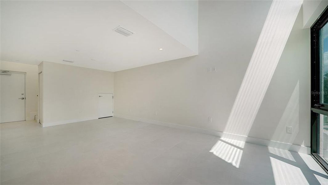 Spacious, unfurnished interior of a new home in , Sarasota (Image 20).