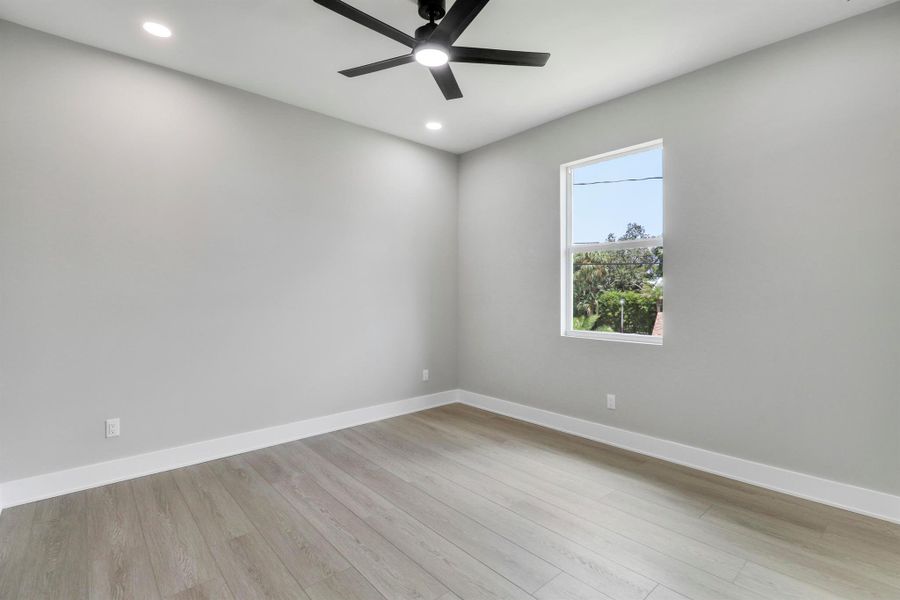Spacious, unfurnished interior of a new home in , Jensen Beach (Image 49).
