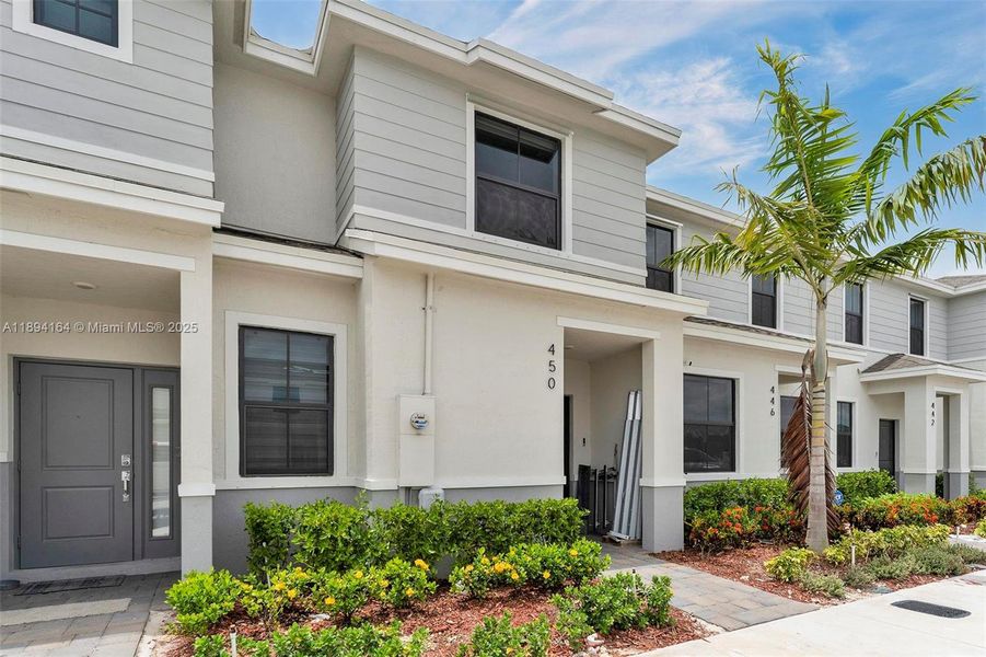Exterior details and patio area of a home in , Florida City (Image 14).