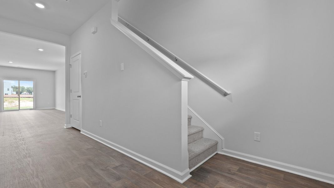 Spacious, unfurnished interior of a new home in Grand Oaks, Columbia (Image 9).