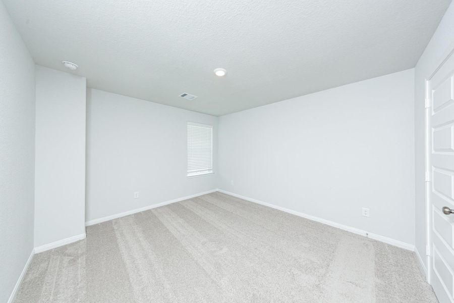 Spacious, unfurnished interior of a new home in River's Edge, Conroe (Image 10).