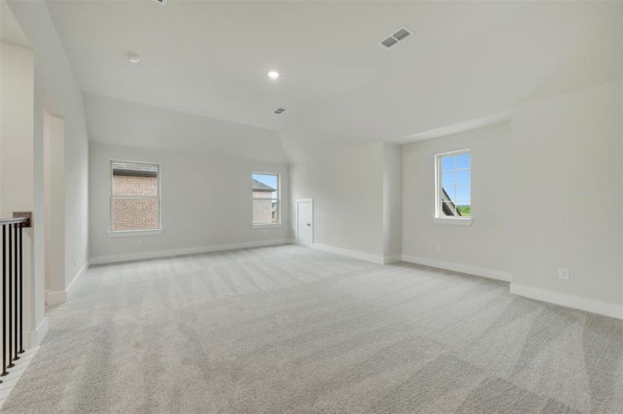 Spacious, unfurnished interior of a new home in Chaparral Park, Oak Point (Image 33).