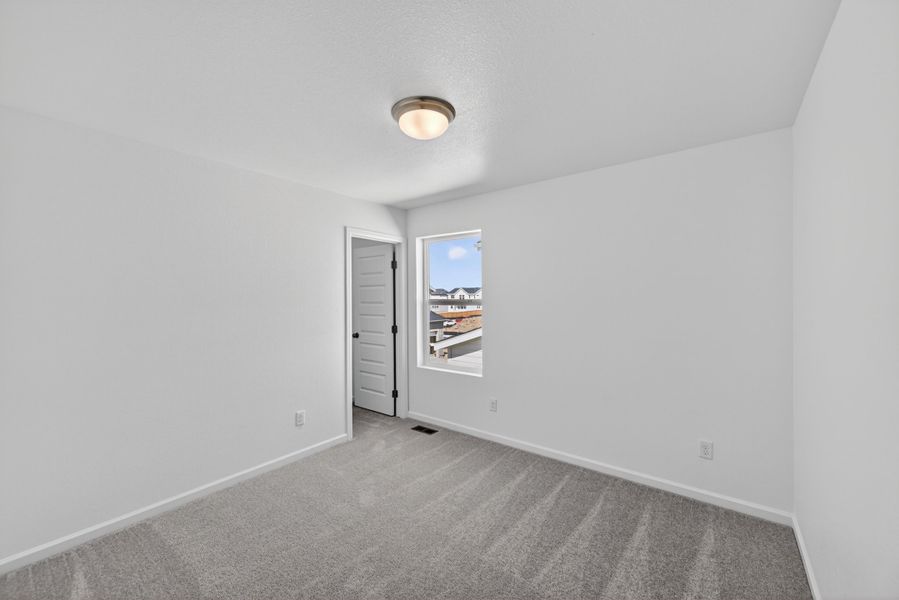 Spacious, unfurnished interior of a new home in Sky Ranch, Aurora (Image 14).