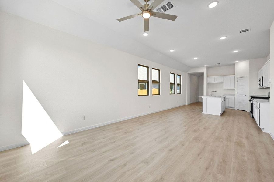 Spacious, unfurnished interior of a new home in Trinity Ranch, Elgin (Image 16).