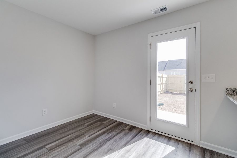 Spacious, unfurnished interior of a new home in Astoria, Columbia (Image 17).