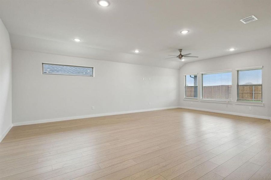 Spacious, unfurnished interior of a new home in Southridge, McKinney (Image 10).