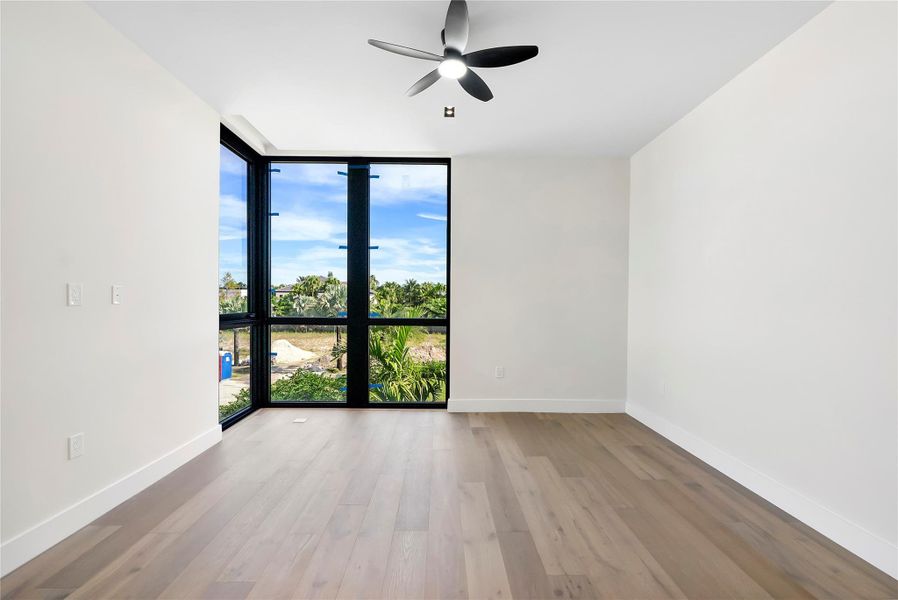 Spacious, unfurnished interior of a new home in , Plantation (Image 41).
