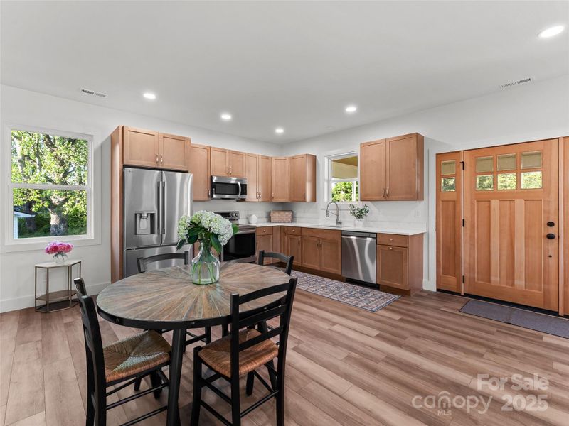 Kitchen/Dining Kitchen/Dining