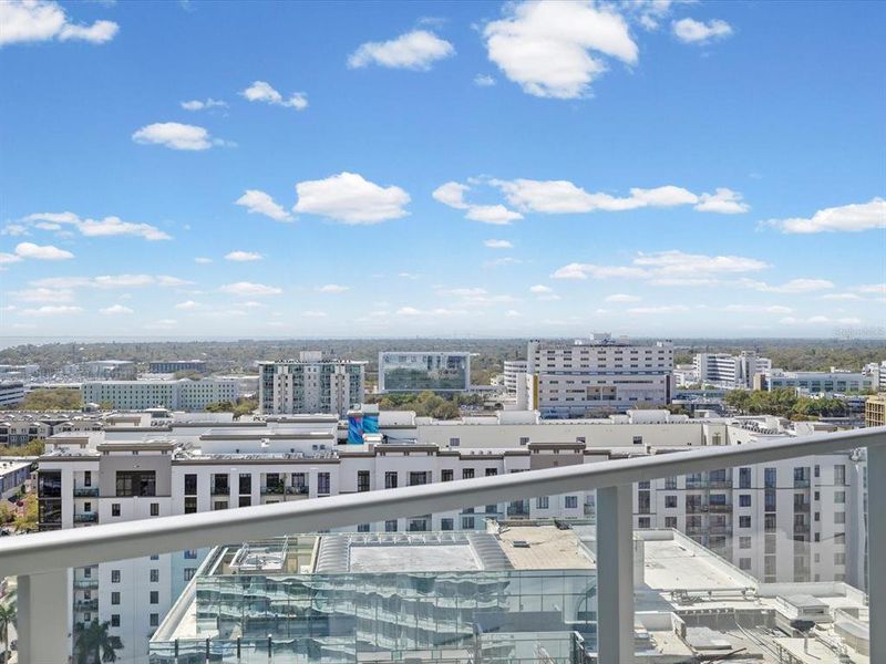 Condo located in St. Petersburg, FL showcasing its design and architecture (Image 26).