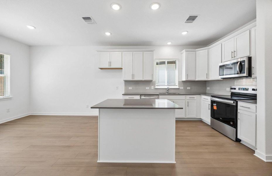 Kitchen & Dining