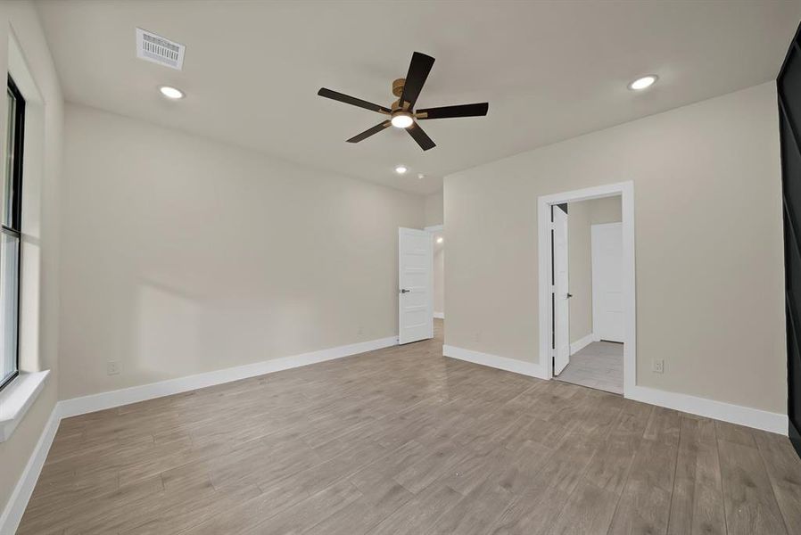 Spacious, unfurnished interior of a new home in , Granbury (Image 22).
