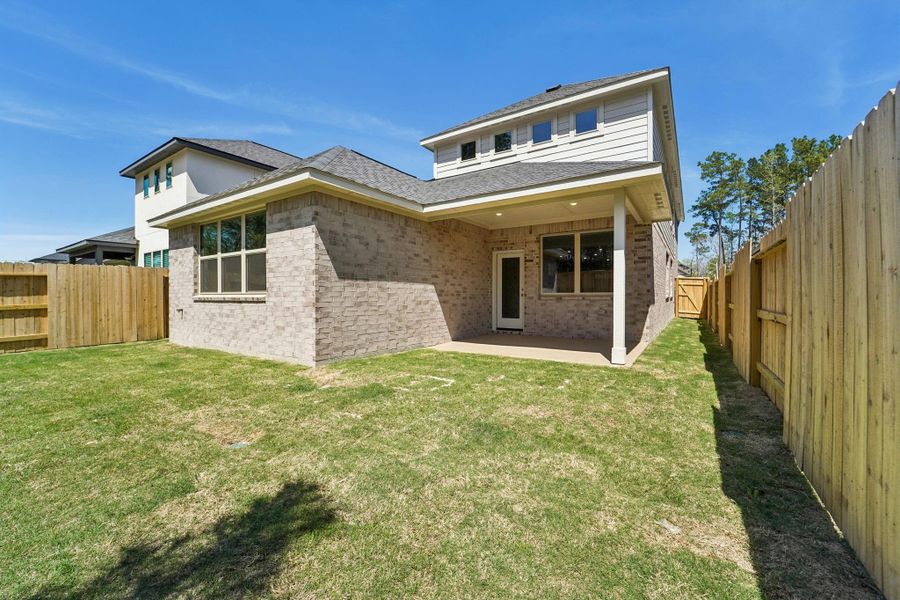 Exterior details and patio area of a home in Evergreen 40', Conroe (Image 21).