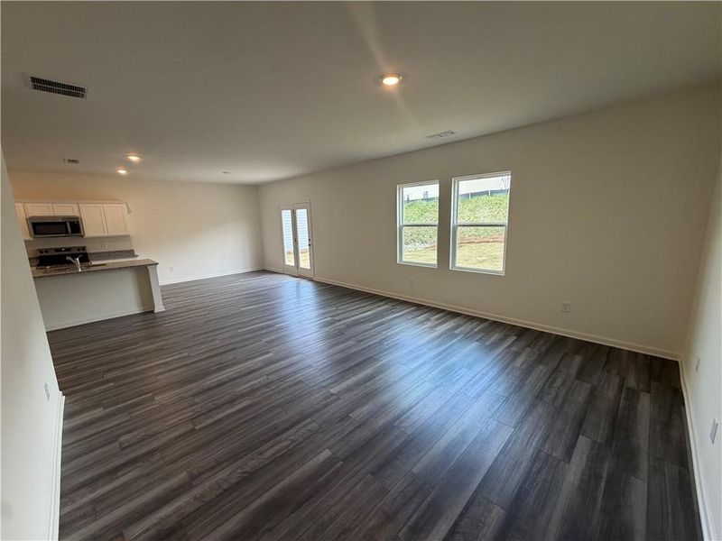 Spacious, unfurnished interior of a new home in Mt. Tabor Ridge, Dallas (Image 15).