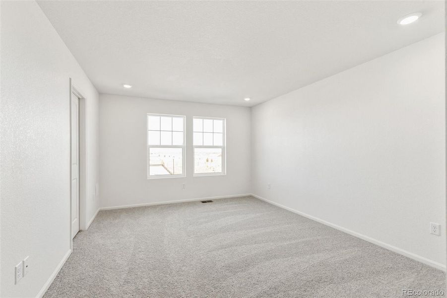 Spacious, unfurnished interior of a new home in Turnberry, Commerce City (Image 25).