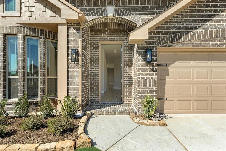 Exterior details and patio area of a home in Hampton Park, Glenn Heights (Image 3).