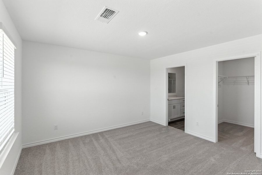 Spacious, unfurnished interior of a new home in Vista Real, Converse (Image 12).